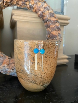 Blauwe parel met gouden staaf blauw