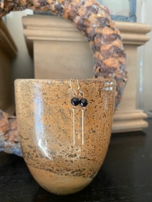 Zwarte parel met gouden staaf zwart