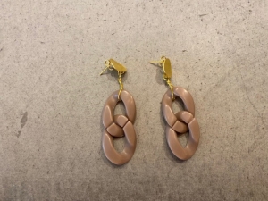 oorbellen taupe 