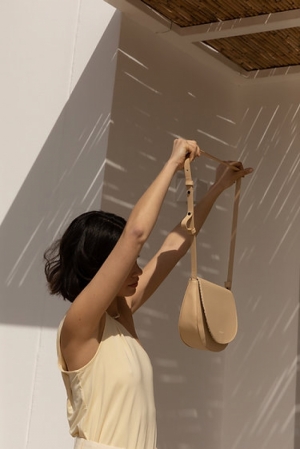 soma half moon bag hay geel