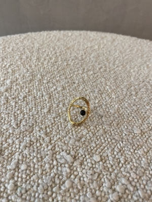 ring met ronde en zwart steent 