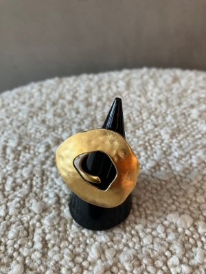 gouden ring met opening in het goud