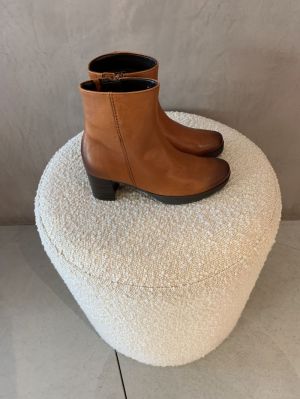 enkellaars op hak cognac