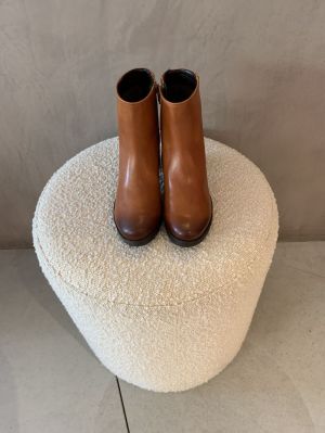 enkellaars op hak cognac