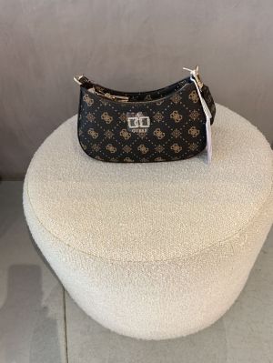 emelie logo top bruin